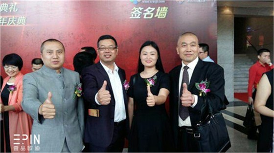 壹品歐迪辦公家具董事長(zhǎng)張曉帆出席&ldquo;中國(guó)十大牛商&rdquo;頒獎(jiǎng)典禮